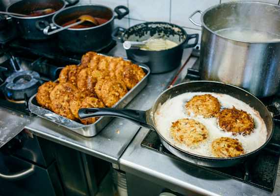 Auf der Hagener Hütte gibt es viele kulinarische Klassiker.