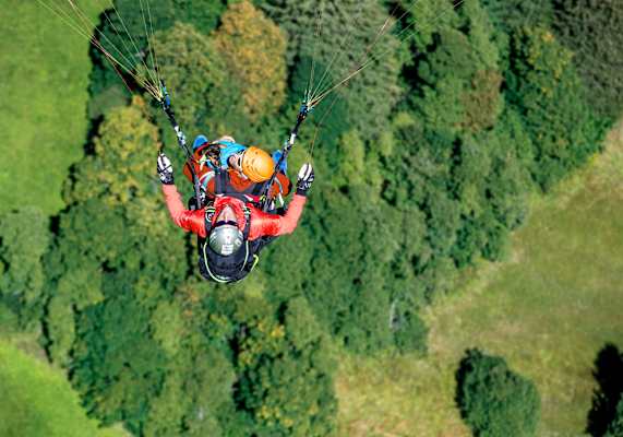 Zwei Personen beim Tandemflug.