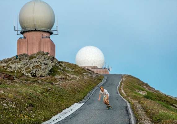 Ein Skateboard auf der Koralpe und im Hintergrund die Radaranlage des Bundesheers