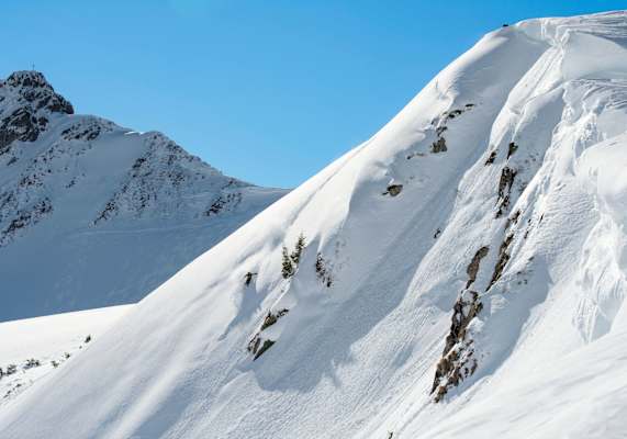Steile Flanken, frischer Schnee und strahlend blauer Himmel