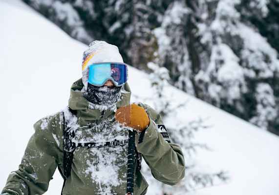 Von Kopf bis Fuß im Schnee