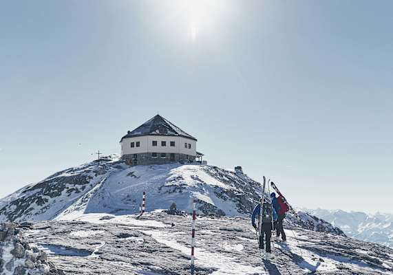 Die Skitourengruppe beim Aufstieg vor dem Matrashaus.