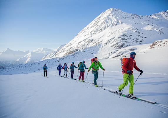 Tourengeher auf ihrem Weg.