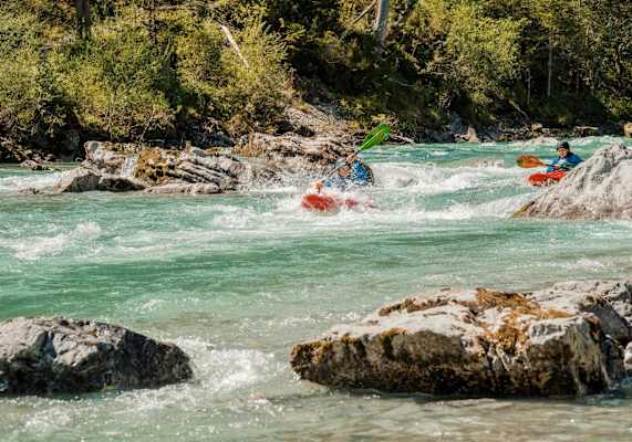 Kajakfahrer in den Strömungen des Lechs