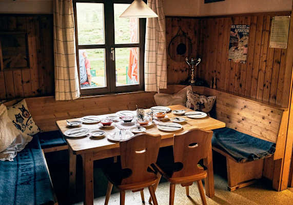 Die gemütliche Stube der urigen Zollnerseehütte