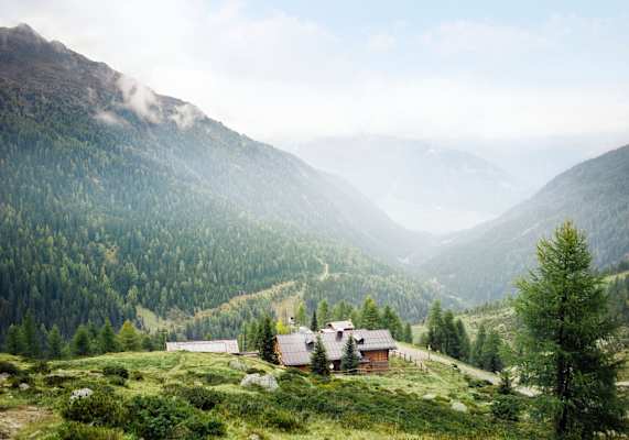 Die Porzehütte zwischen grünen Almwiesen