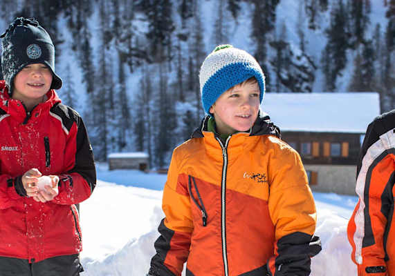 Die Kinder lauschen gespannt.