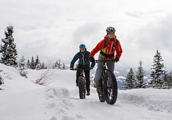 Fatbiken auf winterlichen Wanderwegen.