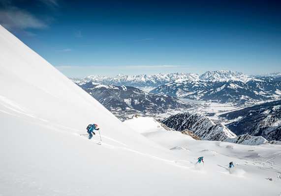 Ein Freerider im unverspürten Powder