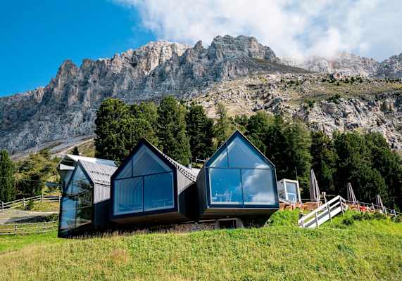 Die Berghütte Oberholz bietet moderne, alpine Architektur
