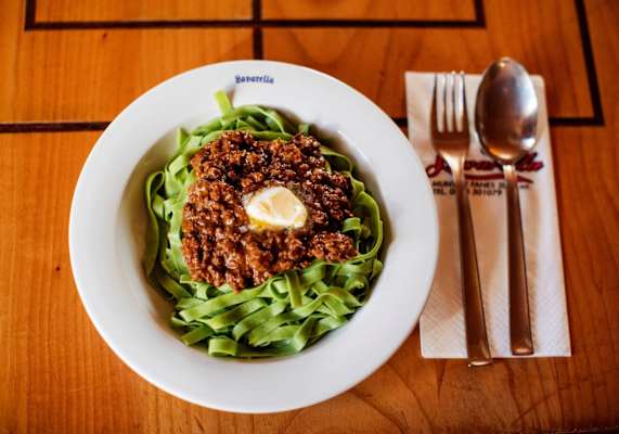 Hausgemachte Spinatbandnudel mit Wildragout