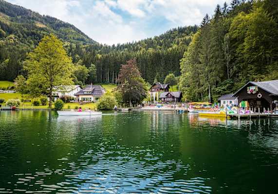 Boote und Bootsverleih am Ufer des Lunzer Sees
