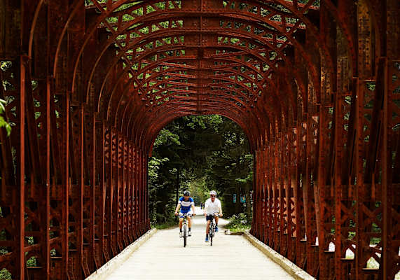 Zwei Radfahrer auf einer Brücke