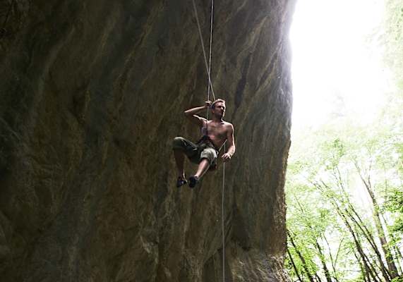 Kletterer hängt an der Wand in den Seilen