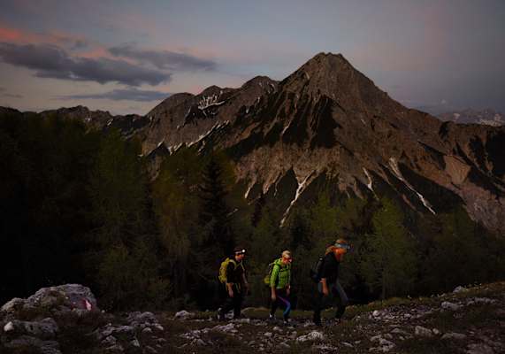 Drei Wanderinnen in der Morgendämmerung