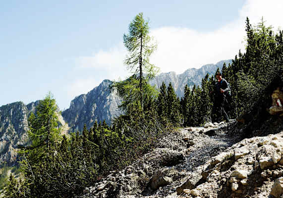 Felsiger Wanderweg mit einem Wanderer