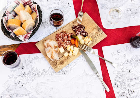 Herzhaft regionale Mahlzeiten auf dem Tisch.