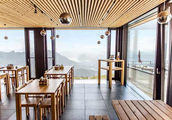 Der Aufenthaltsraum ist mit großzügigen Panoramafenster ausgestattet.