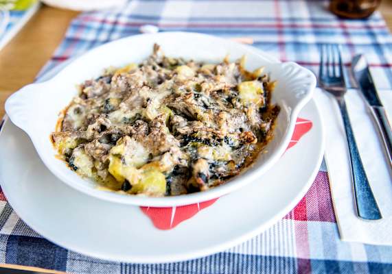 Frische Pizzoccheri mit Käse.