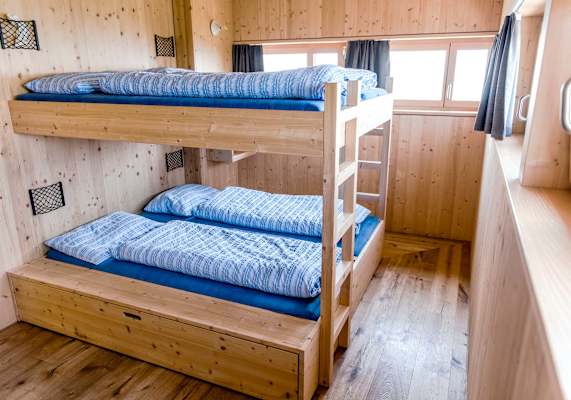 Moderne Schlafräume mit Stockbetten erwarten die Gäste.