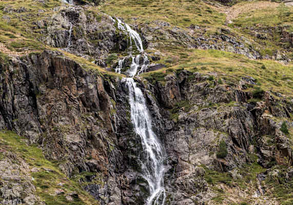 Ein kühler Wasserfall vor der Hütte.