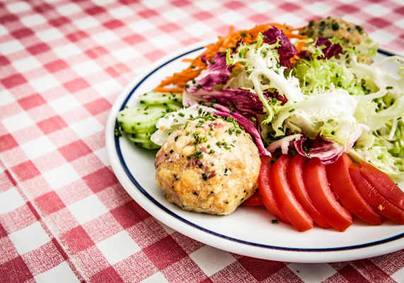 Speckknödel mit Salat serviert