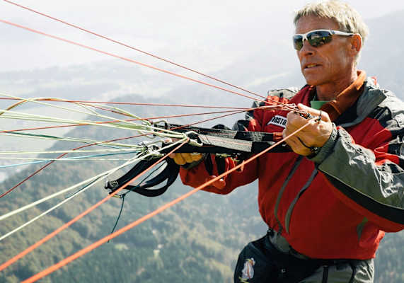 Paragleiter überprüft seine Leinen