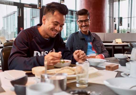 Christian und Gui am gedeckten Frühstückstisch