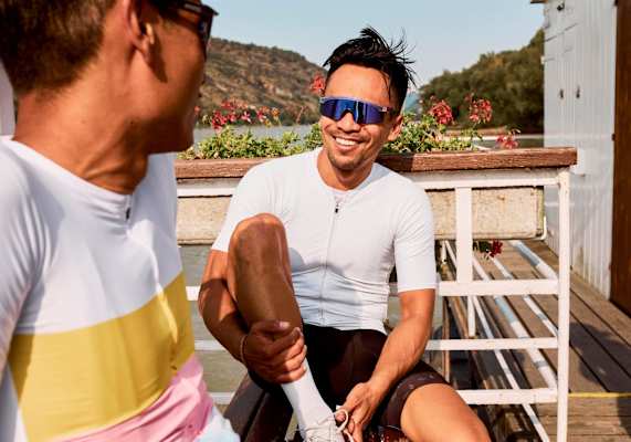 Die Rennradler beim Warten auf die Donaufähre