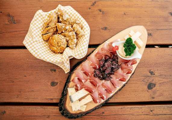 Regionale Köstlichkeiten wie Speck und frisches Brot