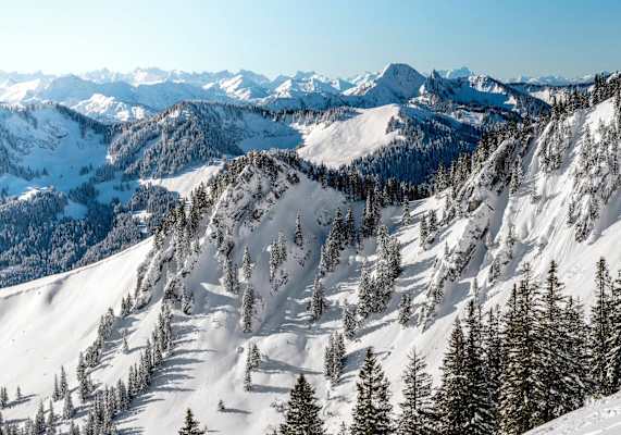 Blick in die schneebedeckten Alpen