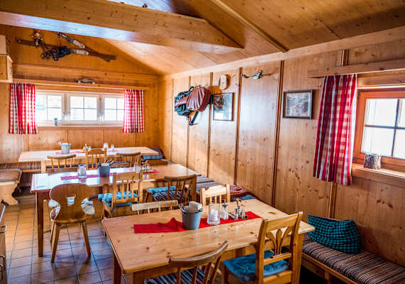 Die gemütliche Gaststube der Südwiener Hütte