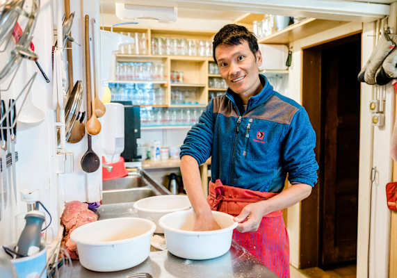 Der Koch bei der Vorbereitung des Abendessen