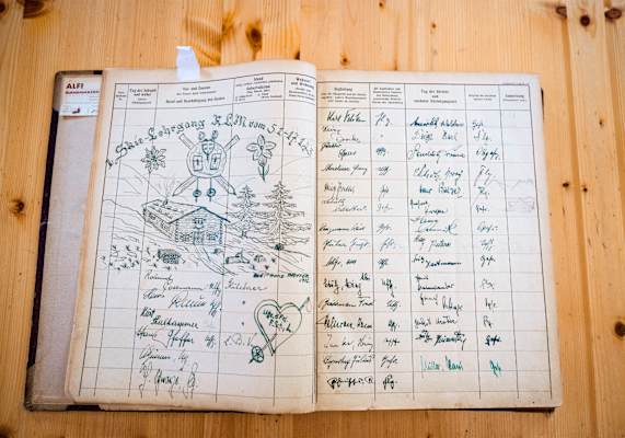 Das urige Hüttenbuch, in dem Gäste bereits 1928 eingetragen wurden