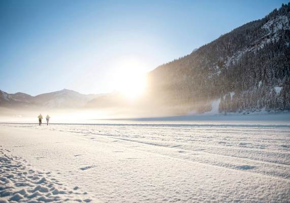 Am gefrorenen Haldensee ist eine Langlaufloipe präpariert