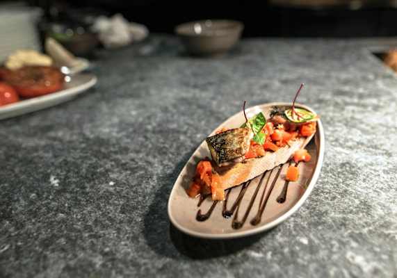 Köstlich zubereitetes Tomaten-Bruschetta mit Markrele