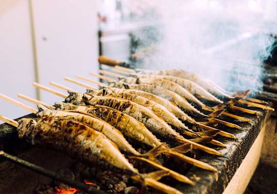 Steckerlfisch auf dem Grill.