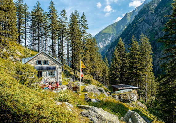 Die Treschhütte und davor die Sonnenterrasse mit Blick in das Fellital.