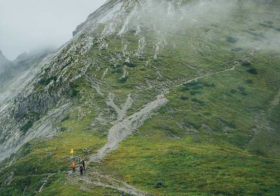 Wanderer unterwegs Richtung Hocheck.