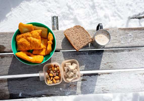 Kaffee, Brot, Nüsse, selbstgemachte Polsterzipfel