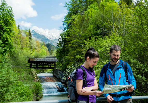 Die Wanderkarte wird studiert.