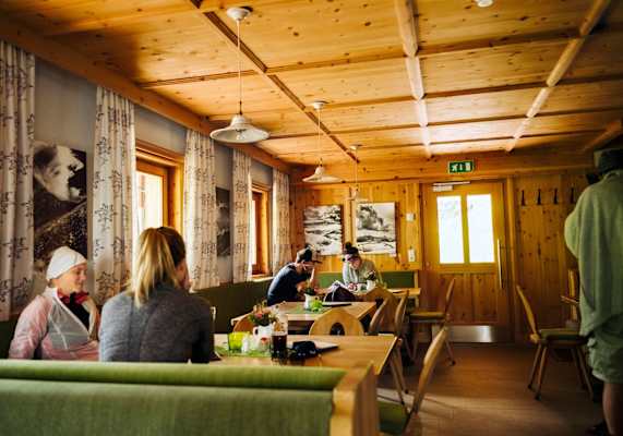 Blick in die gut gefüllte Gaststube