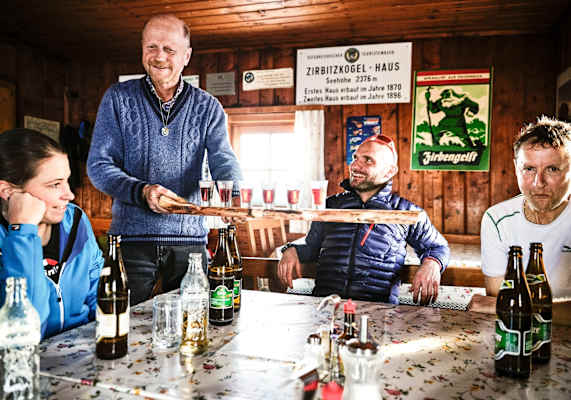 Schnaps wird als Stärkung auf der Schutzhütte serviert.