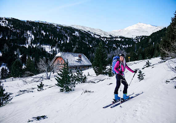 Eine Schneeschuhwanderung in den Bergen. 
