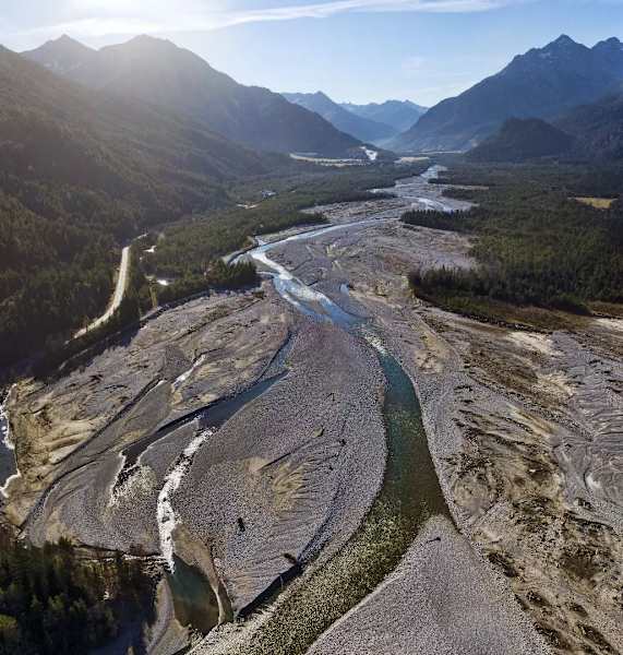 Luftaufnahme des Lechs mit seinen weiten Schotterbänken