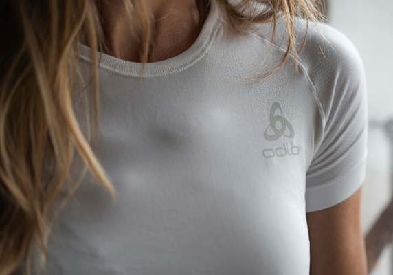 V-Ausschnitt oder Rundkragen? Odlo bietet in jedem Fall die passende Kragenweite.