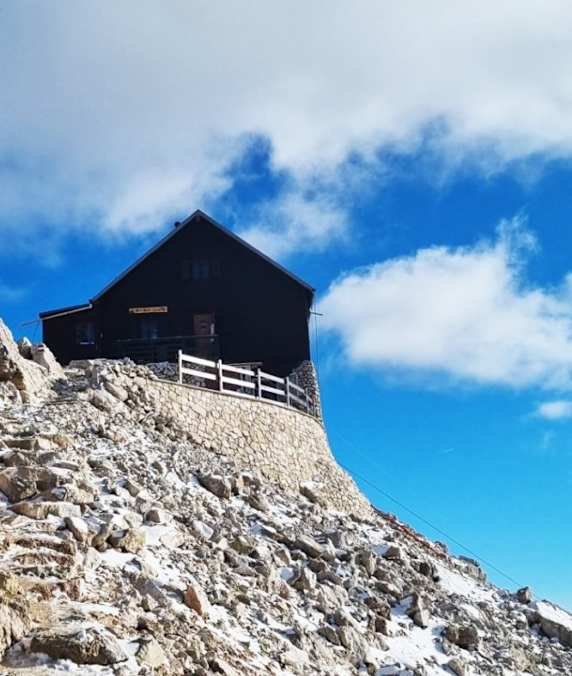 Die Capanna Fassa thront am Gipfel des Pilz Boe