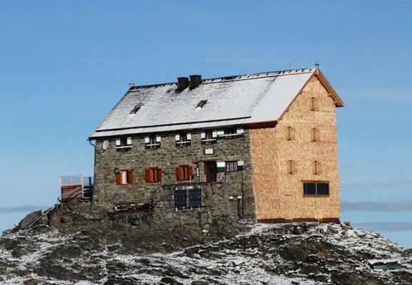 Die Hochstubaihütte auf 3.174 m