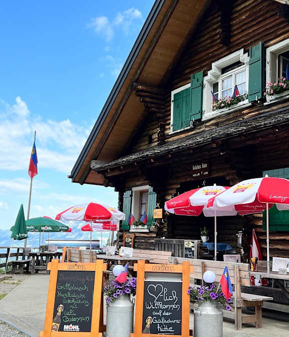 Die Gafadurahütte am Osthang des Rheintals oberhalb der Gemeinde Planken