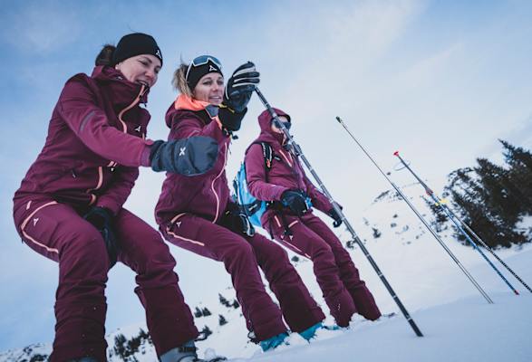 Durch systematisches Sondieren lassen sich auf dem Lawinenkegel relativ rasch große Bereiche absuchen.